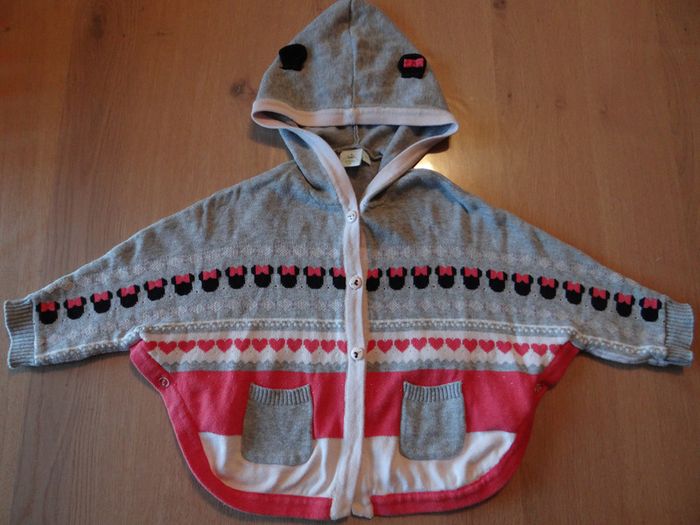 Gilet forme cape pour bébé fille avec capuche. 18 mois. Disney Minnie