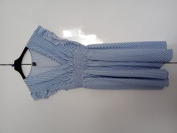 Robe d'été bleue et blanche à rayures