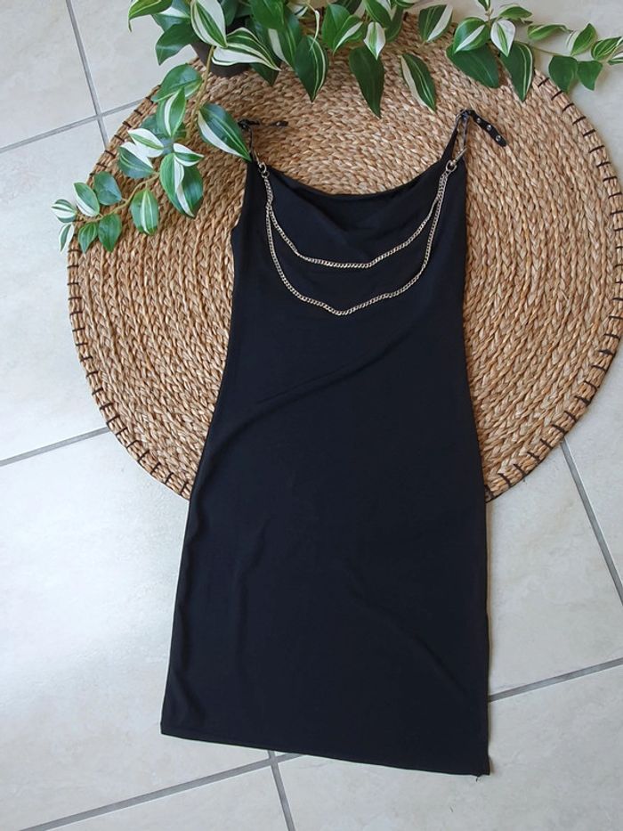 Robe noire avec chaînette