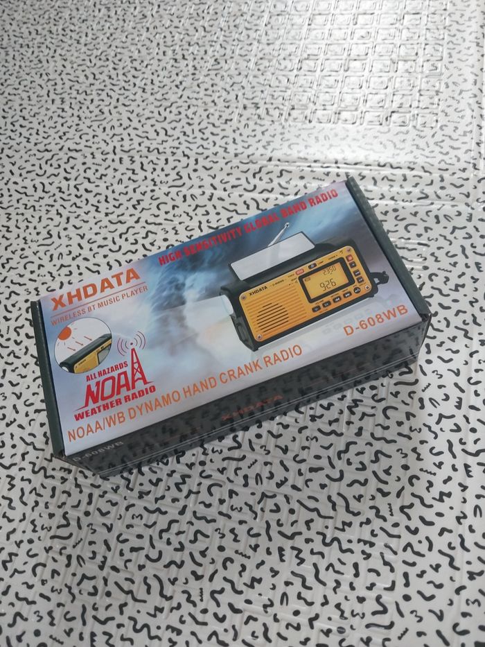 Radio d’urgence XHDATA D-608WB – Neuve avec boîte complète