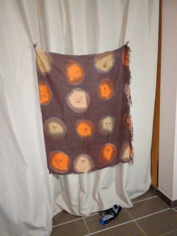 Paréo marron avec motif rond avec sigle