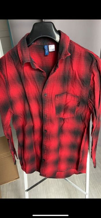 Chemise à carreau rouge et noire