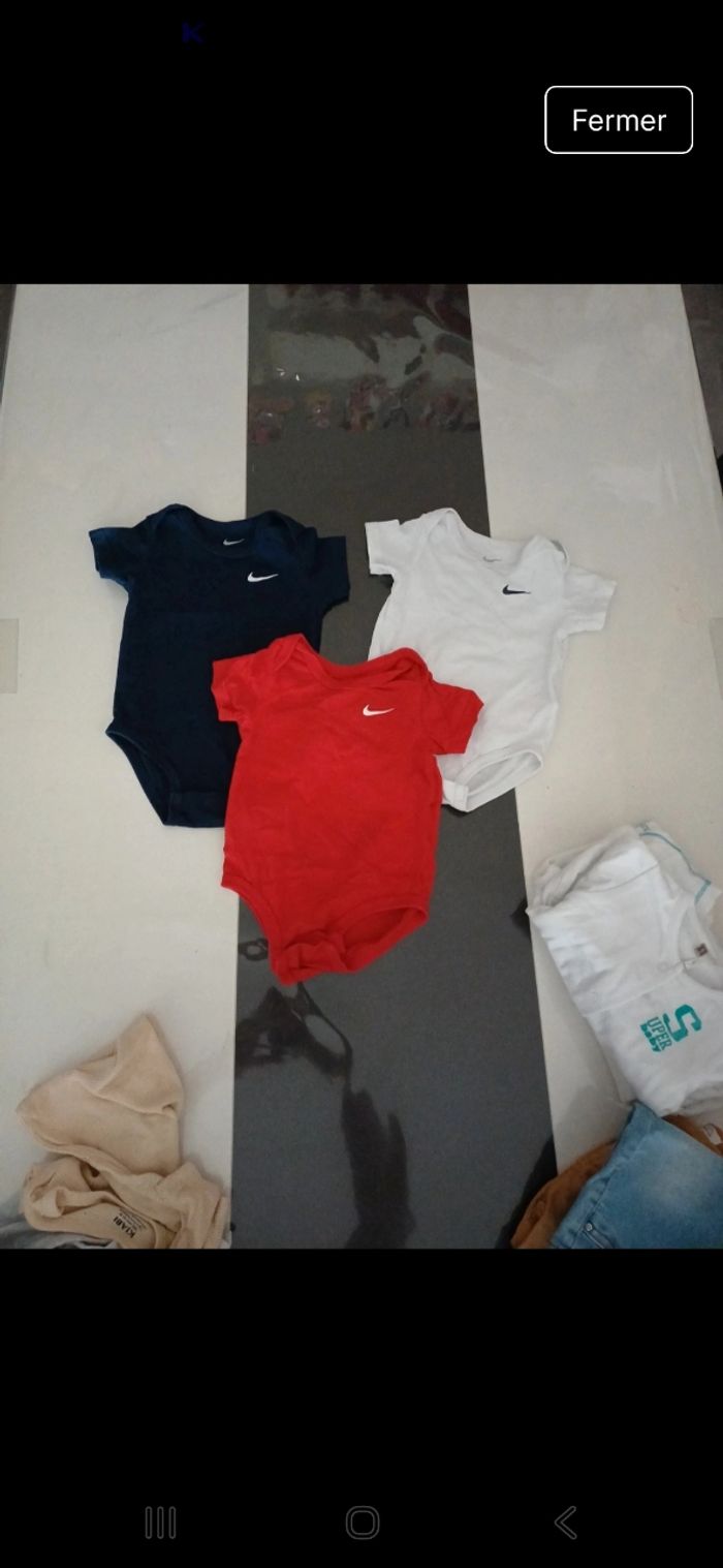 Lot bodies Nike 9 mois