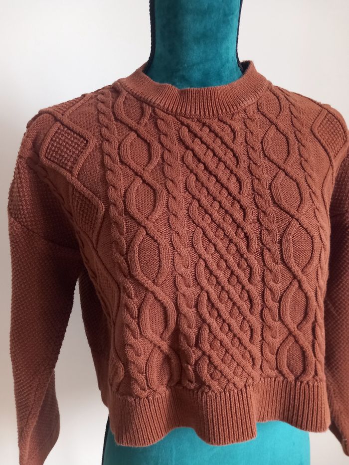 Pull court mailles torsadées chocolat Stradivarius - photo numéro 2