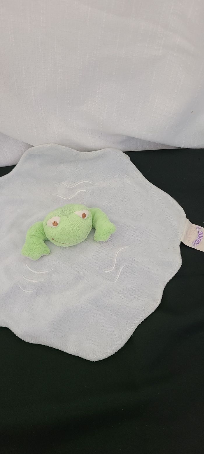 Doudou plat grenouille NOUKIE'S bleu vert 29 cm