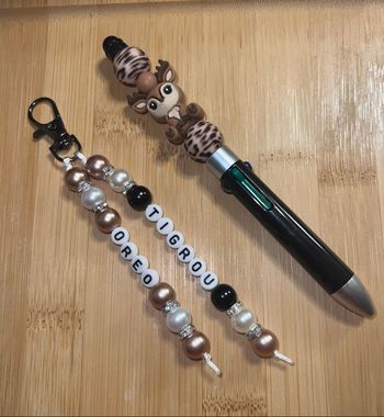 Porte clefs ou bijoux de sac  en perles acrylique en perles acrylique