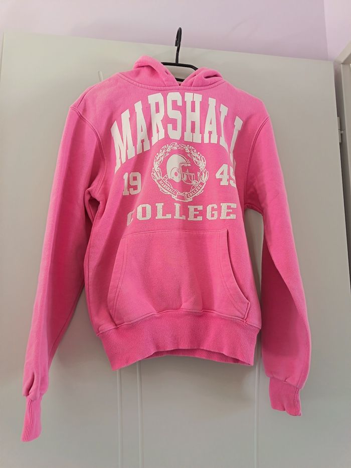 pull rose à capuche