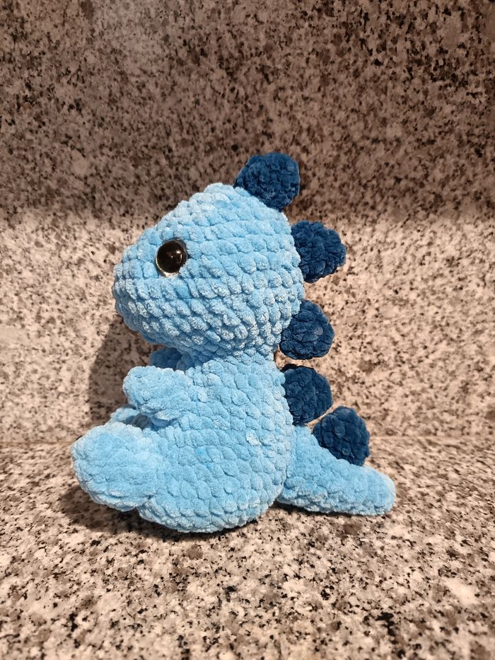 Magnifique peluche en forme de dinosaure au crochet - photo numéro 4