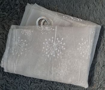 Voilage avec fleurs brodée