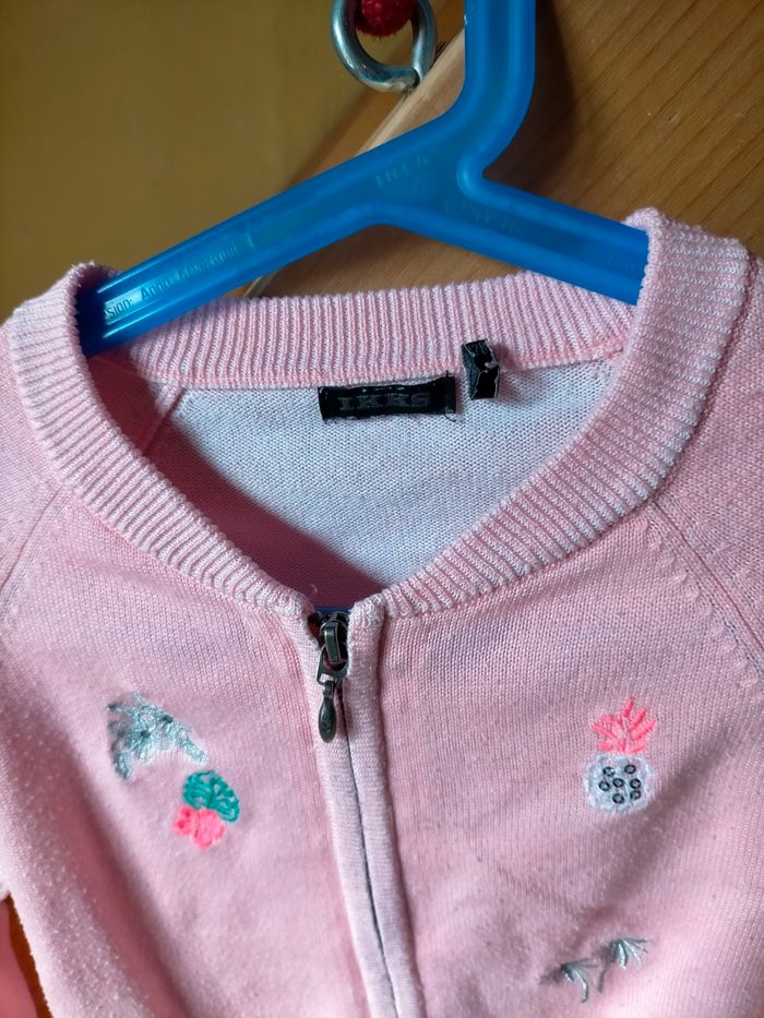 Ravissant cardigan IKKs 8 ans - photo numéro 3
