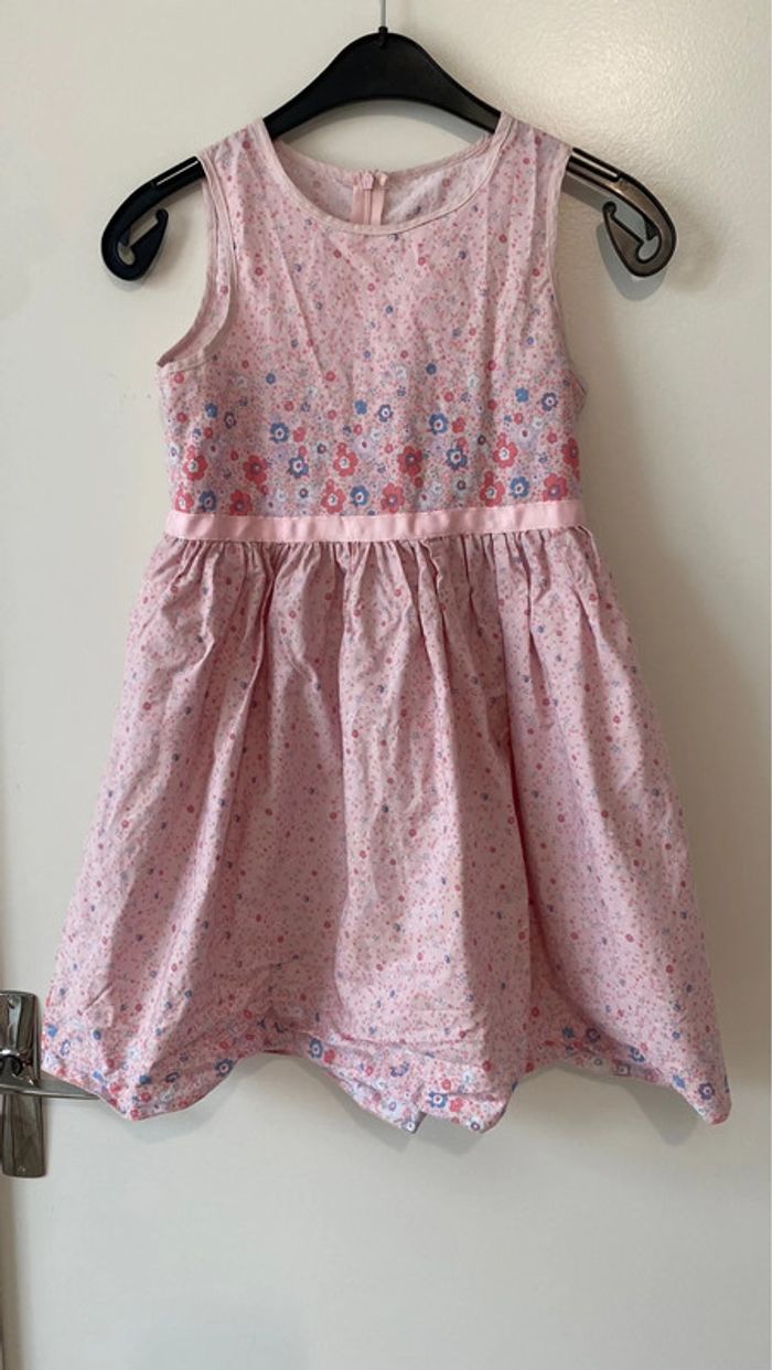 Robe rose à fleurs