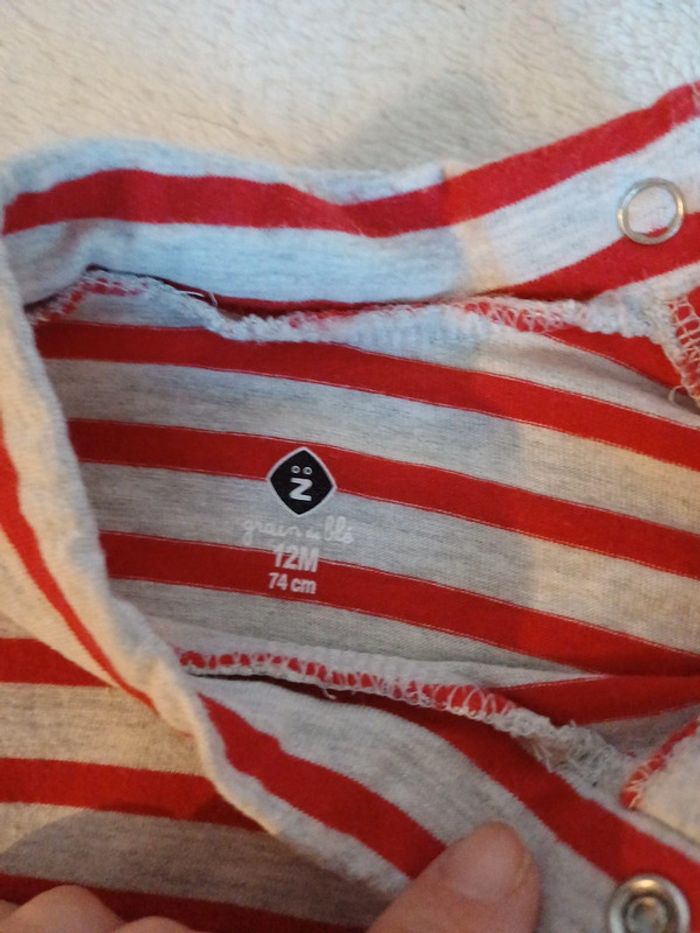 T-shirt rouge et gris 12 mois - photo numéro 2