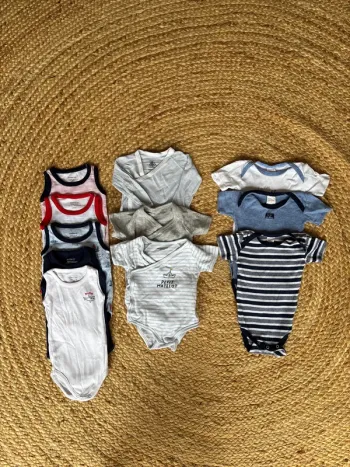 Lot 11 bodies 6 mois - jamais ou peu portés