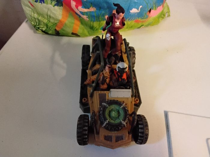 Véhicule militaire avec 3 bonshommes - photo numéro 2