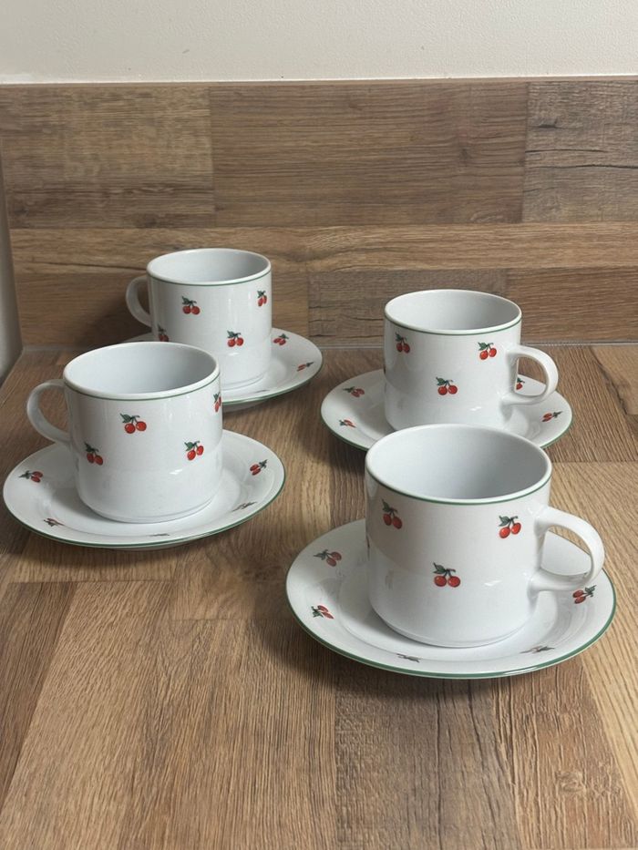 Ensemble de 4 grandes tasses à déjeuner et soucoupes en porcelaine Tables et couleurs cerises