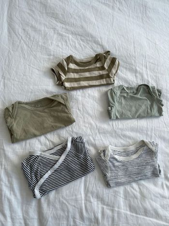 Lot bodies 6/9 mois