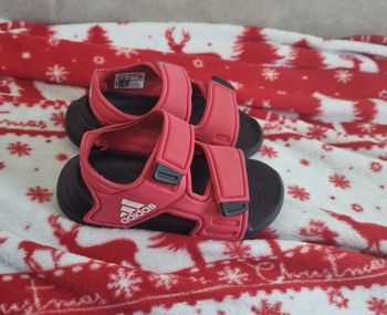 Claquettes adidas enfant neuves taille 24