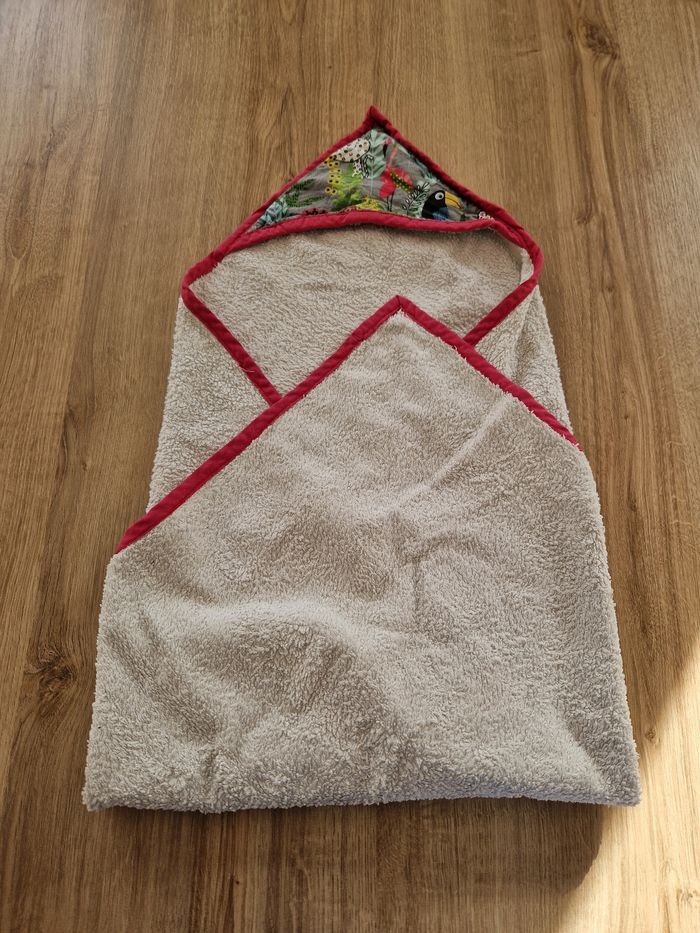 🧼 Cape de bain bébé avec capuche – Douce et confortable