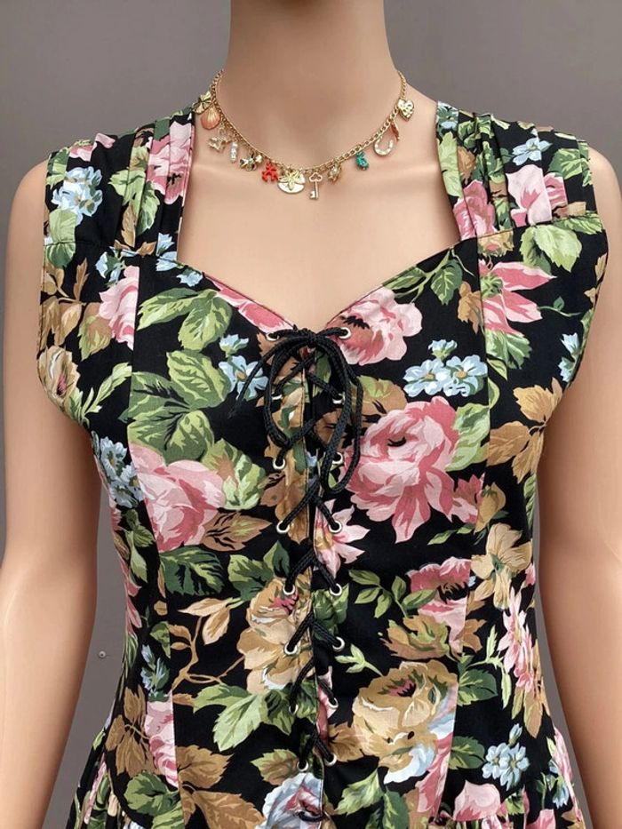 Robe fleurie noire à décolleté lacé – Taille 40 – Excellent état - photo numéro 2