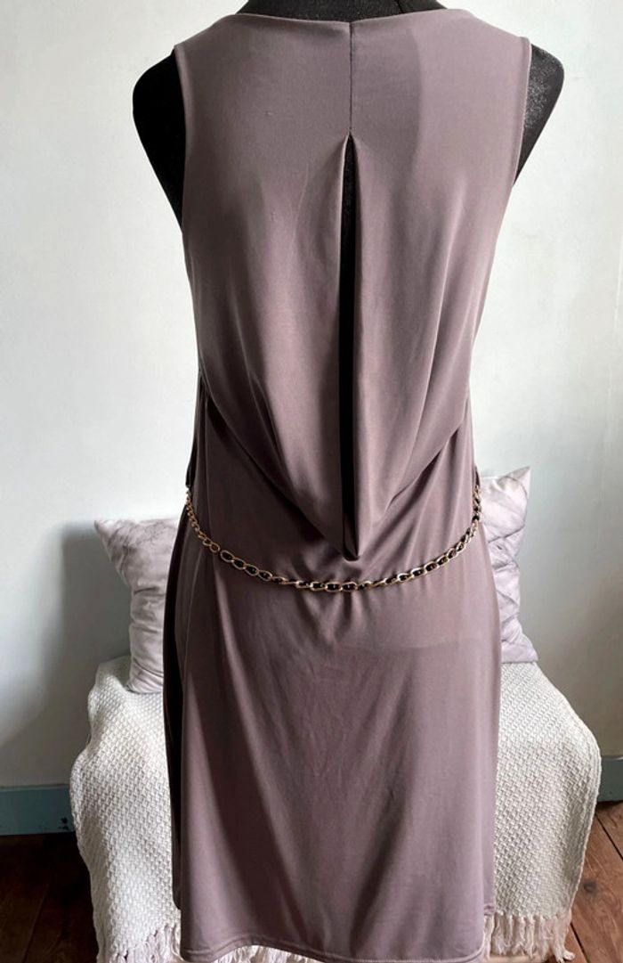 Robe dos nu couleur taupe.