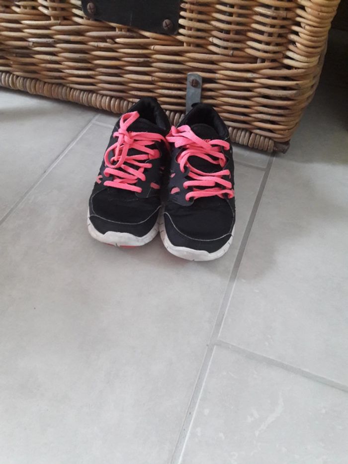 Basket Nike 36.5 noire et rose bon état - photo numéro 3