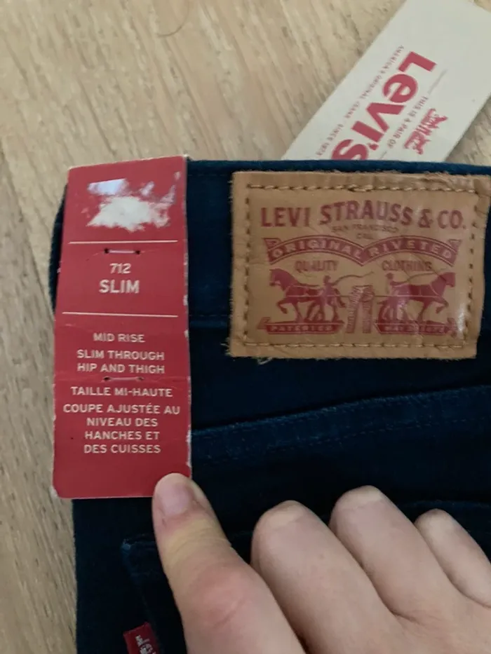 Levi’s 712 23x30 slim taille mi haute coupe ajustée au niveau des hanches cuisses bleu marine - photo numéro 4