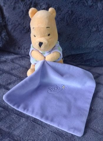 Doudou peluche Winnie l'ourson luminescents avec son mouchoir - Disney