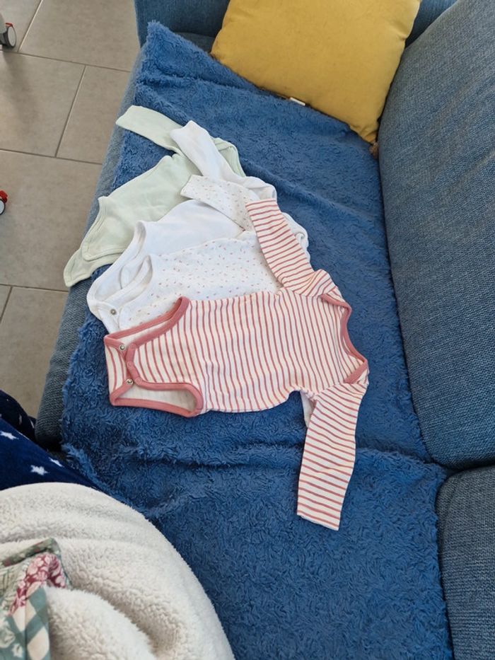 Lot 4 bodys 3 mois