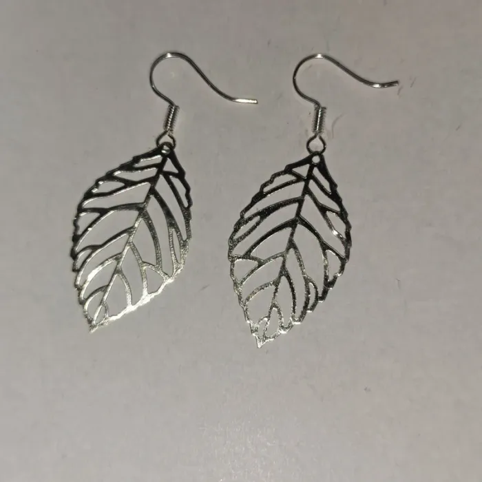 boucles d'oreilles fantaisie métal argenté feuille