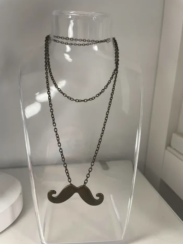 Collier moustache