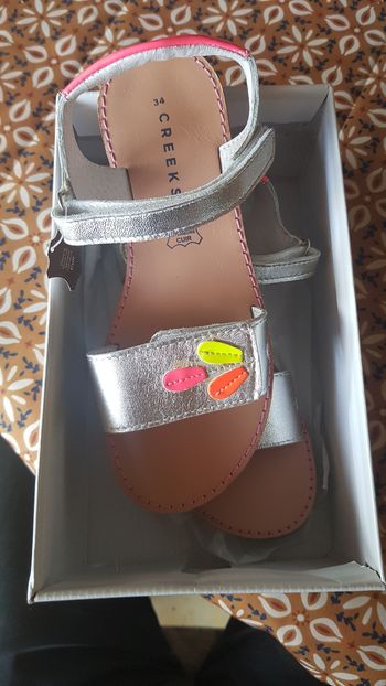 Vend des sandales filles