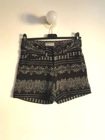 Short d’hiver noir à imprimés blanc taille 36 neuf jamais porté