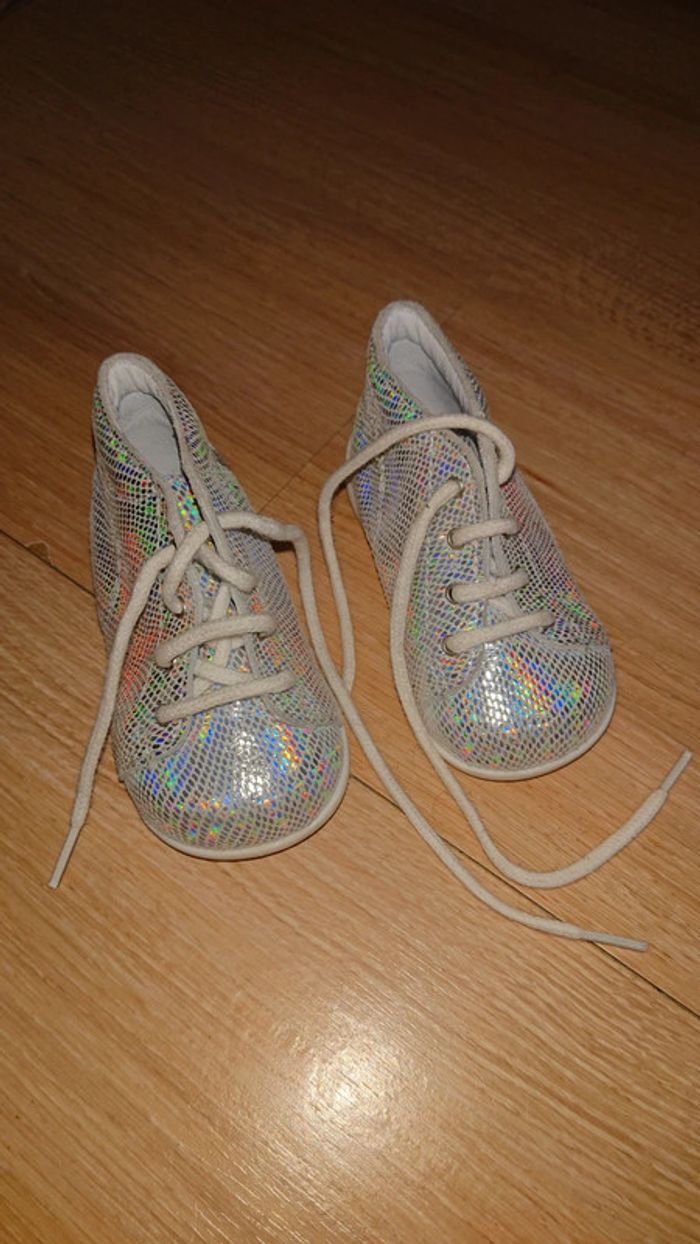 Chaussures premiers pas argentés à lacets