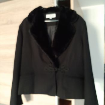 Veste courte, col fourrure.