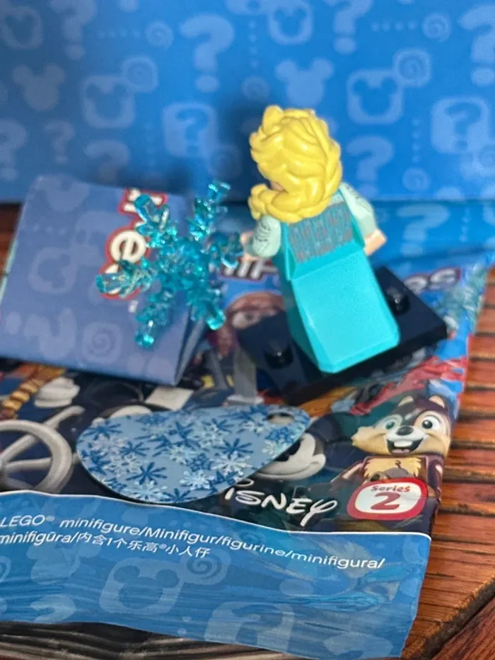 Figurine Lego Frozen Elsa, série 71024, Elsa, Disney, Series 2 - photo numéro 3