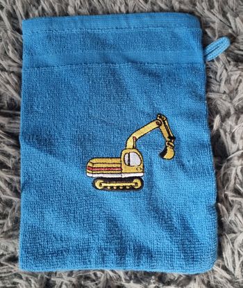 Gant de toilette avec tractopelle brodée