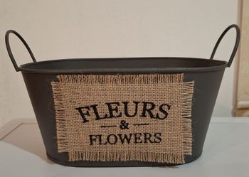 Petite baignoire décorative cottage neuve en métal. couleur gris foncé.