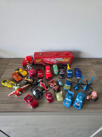 Lot de 25 voitures cars et 1 camion avec remorque
