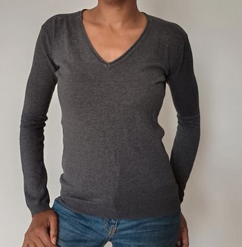 Pull gris col v