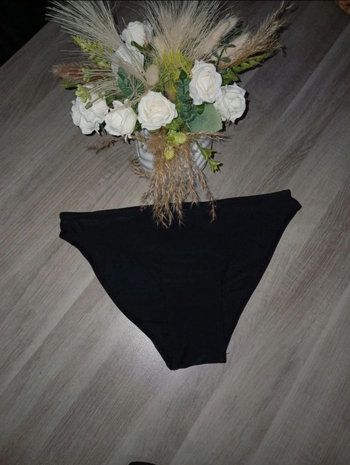 Bikini noir neuf
Taille 40 - photo numéro 3