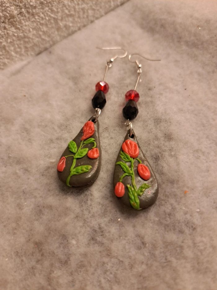 Boucles d'oreilles pendante noir rouge et vert - photo numéro 5