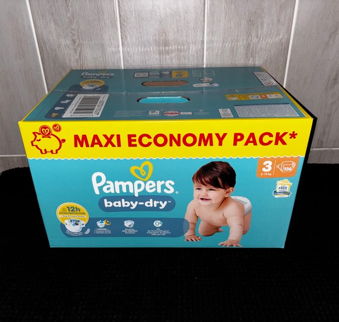 Maxi Pack de 136 Couches Pampers  Baby-Dry Neuf Dans L’emballage Taille: 3