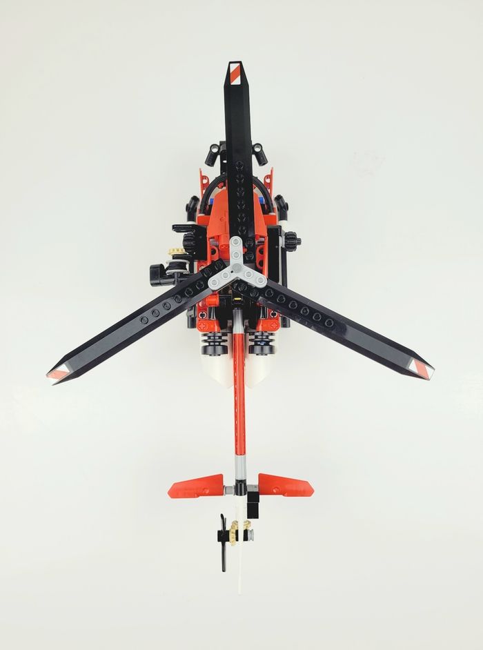 L'hélicoptère de secours Lego Technic - rèf. 42092 - photo numéro 4