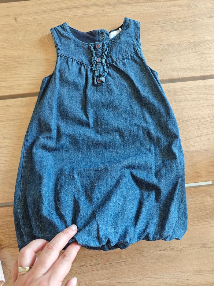 Robe en jean + gilet 24 mois bébé fille parfait état - photo numéro 5