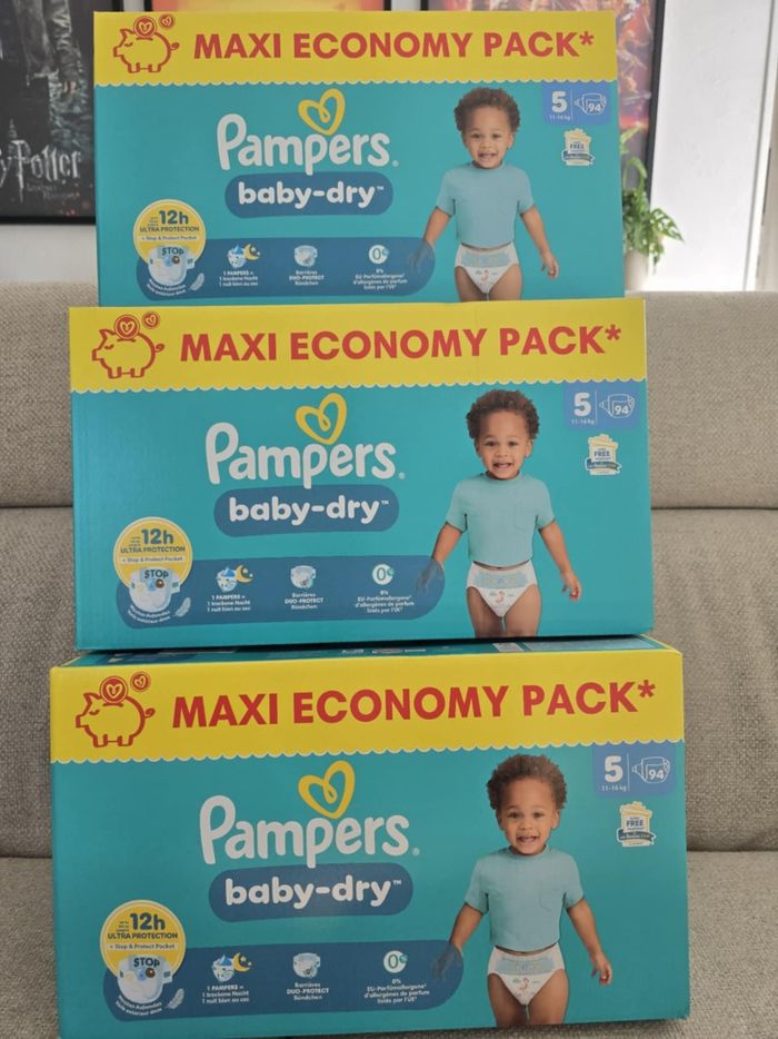 Lot de 3 cartons de 94 couches pampers baby-dry en taille 5