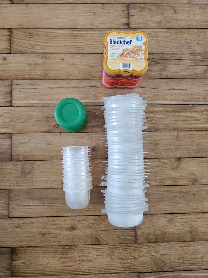 Lot de petits pots plastique et en verre bébé avec couvercles