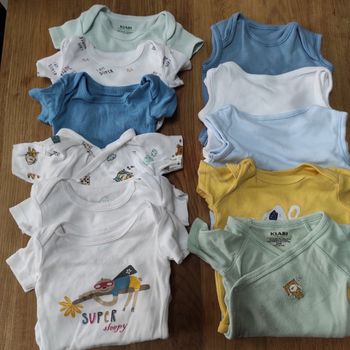 Lot bodies manches courtes en taille 3 mois