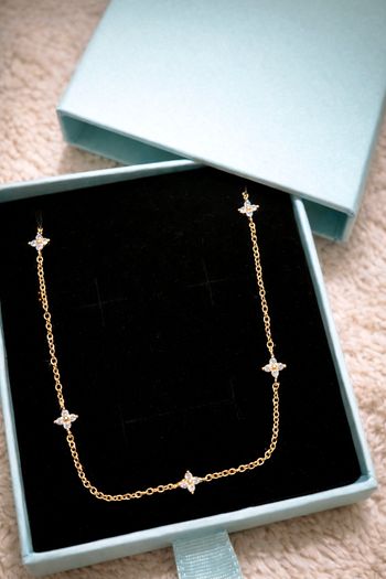 Collier acier inoxydable doré – fleurs délicates