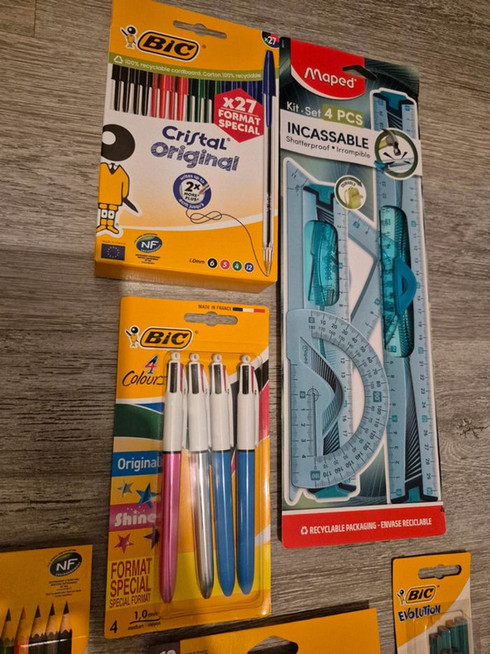 Lot fournitures scolaires cahiers 24x32 colle crayon couleur stylo bic feutre etc - photo numéro 3
