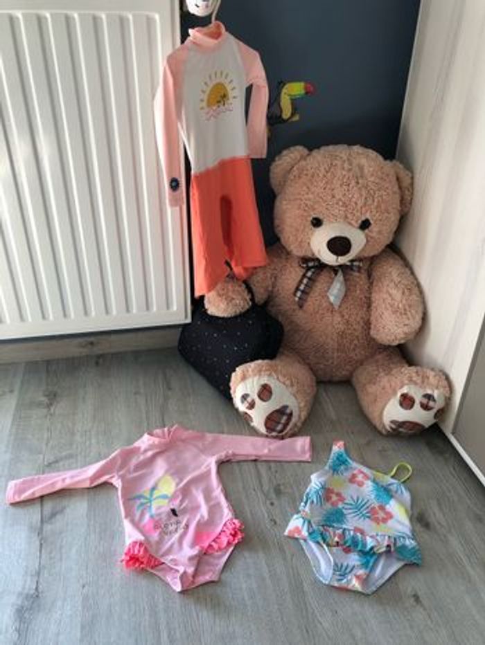 3 Tenues de bain en 12 mois : maillot de bain neuf, 2 combinaisons portées